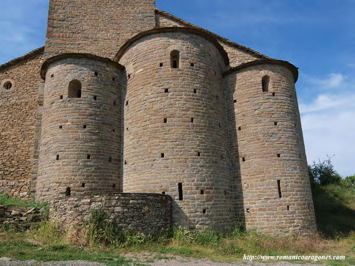 CABECERA TRIABSIDIAL. ABSIDES-CUBOS DE MURALLA